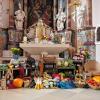 (bex) Der Altar in der St. Nikolaus-Kirche in Ostheim ist reich geschmückt mit dem, was uns die Natur zur Erntezeit schenkt. Wie in anderen Kirchen auch steht am Altar ein leerer Korb. Dieser Korb steht für Lebensmittel-Spenden bereit, die die Besucher zum Erntedankfest mitbringen können. Die Lebensmittel werden dann an die Asylbewerber weitergegeben.