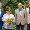 (RV)   Zum Schuljahresbeginn ernannte Schulrat Roland Hoch Lehrerin Michaela Knab zur stellvertretenden Schulleiterin an der Grundschule Grettstadt. Michaela Knab unterrichtet seit 22 Jahren an der Grettstädter Schule. Hoch wünschte ihr weiterhin gute Nerven, Herzblut, Kraft und Freude im Amt, damit auch in Zukunft ein blühendes Schulleben gedeihen könne. Michaela Knab hat sich in verschiedenen Projekten wie Lernen durch die Künste oder Comenius, aber auch als Betreuungslehrerin engagiert und besitzt eine Qualifikation als Schulpsychologin. Bereits im Juli erfolgte ihre Ernennung zur Studienrätin an Grundschulen. Außerdem erhielt Knab die Dankurkunde des Freistaates Bayern für 25 Jahre Arbeit im Schuldienst. Dankurkunden für 25-jährigen Dienst überreichte Schulrat Roland Hoch auch an Lehrerin Petra Hergeth und für 40 Jahre im Schuldienst an Fachlehrerin Monika Mechs. Für die Einschulungsfeier mit Verkehrswacht und Landrat, die jedes Schuljahr eine andere Landkreisschule ausrichtet, fand der Schulrat lobende Worte. Im Bild die Gratulanten (von links) Bürgermeister Ewald Vögler, Schulrat Roland Hoch und Schulleiter Andreas Sauer mit Michaela Knab.