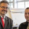 (mrl)   Die Industrie- und Handelskammer Aschaffenburg hat die besten Absolventen der Ausbildung ausgezeichnet. Mario Erk aus Partenstein erhielt eine Urkunde und einen Kristallwürfel für seinen Abschluss als Prüfungsbester mit der Note „sehr gut“ als Technischer Produktdesigner mit der Fachrichtung: Maschinen- und Anlagenkonstruktion. Erk wurde bei der Takata AG in Aschaffenburg ausgebildet. Takata ist ein international tätiges Unternehmen, das Insassenschutzsysteme für Fahrzeuge herstellt. Ausbildungsleiter Friedhelm Wengerter (links) gratulierte ihm.