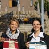 Freuen sich ebenfalls über die Auszeichnung: (von links) stellvertretende Verkaufsleiterin Jennifer Heinisch und Direktionsassistentin Sabrina Czernoch vor dem Refugium.