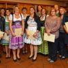 Beste Prüfungsgruppe: Claudia Pricha (links) und Edeltraud Buchner (zweite von rechts) freuten sich über das großartige Ergebnis der Absolventinnen des einsemestrigen Studiengangs Hauswirtschafterin. Foto: Gerhard Krämer
