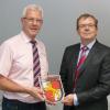 Wappen-Übergabe: Zur Eröffnung der neuen Praxis überreichte Bürgermeister Günther Werner dem Facharzt für Innere Medizin, Dr. Winfried Schorb, das Haßfurter Stadtwappen.