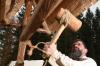 Wie vor 1200 Jahren: Holzhandwerker Andreas Herzog schlägt im Campus Galli ein Klangholz, um das Signal für die Pause zu geben. Die Näherinnen (von links) Karin Kohler, Laura Victoria Hempel, Patrizia Kruse und Lydia Wagner haben in der Klosterstadt offenbar ihren Spaß (unten links), und Archäologe Martin Rogler töpfert ein Trinkgefäß aus Lehm (unten rechts).