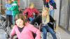 Auf Rollstuhlexpedition durch Wollbach: Mädchen und Jungen beim Ferienprogramm.