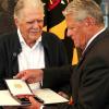 Michael Ballhaus (links) erhält von Bundespräsident Joachim Gauck das Verdienstkreuz.