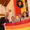 Für Toleranz: Zum CSD-Auftakt mit der Regenbogenfahne von links Markus Sieber (Toleranz Fabrik), Christian Knies, Bürgermeister Adolf Bauer und die Stadträte Barbara Lehrieder und Emanuele La Rosa.