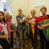 (ue)   Das Friseurteam von Nicole Bauer hat in der Schweinfurter Judengasse 11 fleißig Schultüten gepackt, um Flüchtlingskindern in der Übergangsklasse der Niederwerrner Hugo-von-Trimberg-Schule eine Freude zu bereiten. Helfen hat hier Tradition: Es gab bereits eine Spendenaktion für die Station Regenbogen in Würzburg, die Schweinfurter Kindertafel wurde schon unterstützt und einiges mehr. Nun ist man über Facebook und Zeitungsartikel auf die Flüchtlingskinder in Niederwerrn gestoßen: Mehrere Wochen lang waren die Kunden des Friseursalons „Haare-Schönheit-Seele“ aufgefordert, für die heimatlosen Schüler zu sammeln. Selbst aus Korea kam Unterstützung, per Online-Versandhandel. Gesammelt wurden Zahnbürsten, Brotboxen, Malbücher, Süßigkeiten, Straßenmalkreide, Schreibhefte, Buntstifte, Spielsachen und einige praktische Dinge mehr, um zunächst 16 Kindern den Schulalltag zu erleichtern. Das Sortieren der Spenden und das „gerechte“ Befüllen der Schultüten war gar nicht so einfach – die Mitarbeiterinnen Assunta Maggi, Stephanie Henneberger-Montag, Chefin Nicole Bauer, Jana Englert und Dora Stumpf legten hier ehrenamtlich und lange nach Dienstschluss mit Hand an. Am Dienstag werden die Schultüten nun an die Schützlinge von Betreuungslehrerin Martina Weigand übergeben: Das abwechslungsreiche Schulmaterial soll den Kindern das Ausleben von Kreativität und damit die Integration in der neuen Heimat erleichtern.