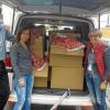 (scht)   200 Geschenk-Tüten, für jeden Flüchtling im Zelt in der Zellerau eine, haben die 39 Mitarbeiter der Zentrale von Schum-Euroshop gespendet. „Alle meine Kolleginnen und Kolleginnen haben Geld gegeben und am Ende konnten wir jedem Flüchtling als welcome-Geschenk eine warme Mütze, einen Schal, zwei Paar warme Socken, Duschgel, Zahnbürsten, Zahnpasta und Rasierer überreichen“, erzählt die Initiatorin der Aktion, Christiane Kaneider (dritte von links). Vier Auszubildende des Unternehmens haben die Geschenke in Tüten gepackt – und die Freude der Flüchtlinge war groß. „Die Männer waren alle sehr dankbar“, sagt Christiane Kaneider, die die Tüten mit ihren Kollegen Gerhard Zall, Natalia Kristel und Martin Klingenmeier überreichte.
