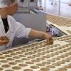 Bei den Produzenten der Nürnberger Lebkuchen laufen schon jetzt die Öfen heiß. Während die Bauern auf den Feldern noch ihre Ernte einfahren, rollen täglich Millionen Gebäckstücke über die Bänder. „Die Saison startet im August“, berichtete der Leiter der Herstellung von Lebkuchen Schmidt, Rainer Schmucker. Das Aachener Unternehmen Lambertz, das in Nürnberg unter anderem die Elisenlebkuchen der alteingesessenen Marke Haeberlein-Metzger herstellt, hat schon im Mai mit der Produktion begonnen. Je etwa vier Millionen Lebkuchen entstehen zu Spitzenzeiten jeden Tag bei Lebkuchen Schmidt und Lambertz. Schließlich wollen viele Verbraucher schon im Herbst auf das Gebäck nicht verzichten. Nach Angaben des Bundesverbands der Deutschen Süßwarenindustrie isst jeder Deutsche fast ein Kilo Leb- und Honigkuchen im Jahr. Ist es im Dezember erst so richtig winterlich, wird kaum noch von dem Traditionsgebäck produziert. Nach Weihnachten isst fast niemand mehr Lebkuchen.