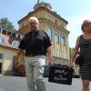 Endgültiger Abschied: Ihre Koffer haben die Eheleute Marie-Luise und Werner Pfister schon im Auto verstaut. Mit einem letzten Brauhaus-Kasten verlassen der Klingenbrunn-„Bürgermeister“ und seine Frau das Brauhausgelände.