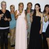 Junge Friseurinnen mit Gratulanten: Theresa Richard (von links), Obermeisterin Monika Henneberger, Christine Lutsch, Fachlehrerin Karin Wallaschek, Isabel Wagner, Fachlehrerin Beate Nagel, Laura Schäfer, Prüfungsleiterin Karola Garthmann, Julia Kohl; es fehlt Tina Oberländer.