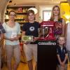 (mjs)   Preise im Wert von über 1000 Euro haben die Inhaber des „Casalino“ bei der Eröffnung des Geschäfts für Wohnaccessoires in der Rückertstraße ausgelobt. Elena Krug und Filialleiterin Tanja Dittmar (von rechts) überreichten sie an die Gewinner (von links): Reinhold Grebner und Lisa-Marie Weinbeer erhielten Einkaufsgutscheine sowie Stephanie Schröder ein drahtloses Radiogerät. Die Gewinnerin einer Kitchenaid-Küchenmaschine, die Luca Krug (vorne rechts) gezogen hatte, war bei der Übergabe nicht dabei.