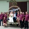 Eine genussvolle Verbindung: Sommeliere Verena Hof und Christian Will haben in Güntersleben geheiratet. Der örtliche Weinbauverein sorgte für eine originelle „Hochzeitskutsche“.Foto: Gerhard Helgert