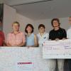 (gi)   Die große Summe von 2648 Euro erzielte der TSV Retzbach mit seiner Aktion „Retzbach läuft“ (wir berichteten). Der Sportverein hatte zum Jubiläum „1200 Jahre Retzbach“ Ende Juni einen „Wett-Lauf“ angeboten. Es galt, passend zum Jubiläum gemeinsam eine Strecke von mehr als 1200 Kilometer zu erlaufen. Mehrere Streckenlängen wurden angeboten. Am Ende wurde diese Marke mit mehr als 2000 Kilometern übertroffen. Jeder Starter zahlte mindestens einen Euro und so kamen 585 Euro zusammen. Dieser Betrag wurde von zahlreichen Sponsoren auf die Summe von 2648 Euro aufgestockt. Am Donnerstag übergab das Organisationsteam mit (von links) Freddy Keupp, Silvia Hock, Evi Holleber, Margit Zull und Michael Zull (rechts) den symbolischen Scheck für die „Aktion Patenkind“ der Main-Post an Redakteur Klaus Gimmler (Zweiter von rechts) als Vertreter der Main-Post, der sich dafür herzlich bedankte. Die „Aktion Patenkind“ hilft vor allem in der Vorweihnachtszeit Menschen aus der Region, die sich in einer Notlage befinden.