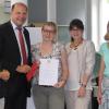 (sli)   Im Fach „Ernährungslehre mit Chemie“ ist Dorothea Hein  (Mitte) Spitze. Die Abiturientin aus Weikersheim-Neubronn bestand ihre Abschlussprüfung am Ernährungswissenschaftlichen Gymnasium Bad Mergentheim mit der höchstmöglichen Punktzahl. Dies wurde nun mit dem Ernst-Konfrányi-Preis gewürdigt, teilt die AOK Heilbronn-Franken mit. Dieser Preis wird von der AOK Baden-Württemberg in Zusammenarbeit mit den Oberschulämtern des Landes für die beste Leistung im Fach Ernährungslehre mit Chemie an Ernährungswissenschaftlichen Gymnasien verliehen. Die Freude war nicht nur bei der Preisträgerin groß, sondern auch bei Schulleiterin Anke Mund (rechts) und Abteilungsleiterin Marlies Bauer (zweite von rechts). Nachdem im Vorjahr erstmals der Preis an ihre Schule gegangen war, gelang dies nun erneut, so die Mitteilung der AOK. Der Preis erinnert an Ernährungswissenschaftler Ernst Konfranyi, Entdecker der biologischen Wertigkeit von Proteinen im menschlichen Körper.