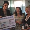 (nö)   Bei der monatlichen Auslosung des Gewinnsparvereins der Volks- und Raiffeisenbanken fiel ein Gewinn von 5000 Euro auf Christina Gebauer (Mitte) aus Sandberg. Christina Gebauer konnte ihr Glück kaum fassen. Der unerwartete Geldsegen werde für kein spezielles Vorhaben verwendet. Da jedes Mitglied der vierköpfigen Familie bereits Wünsche geäußert hat, sollen diese nach Möglichkeit erfüllt werden. So bekommt jeder etwas vom Gewinn ab. Simone Föckler, Regionalmarktleiterin der VR-Bank Rhön-Grabfeld, und Ruth Fischer, Kundenserviceberaterin, gratulierten der glücklichen Gewinnerin. Bei einem Glas Sekt wurde auf dieses freudige Ereignis angestoßen.