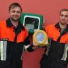 (sal)   Die Feuerwehr Leuzendorf hat jetzt einen Defibrillator und ist damit die erste Feuerwehr in der Gemeinde, die mit einem solchen Sicherheitspaket ausgerüstet ist. Der Kasten mit dem Gerät im Innern hängt am Feuerwehrhaus und ist im Notfall für jeden zugänglich. Den Defibrillator setzt man unter anderem bei plötzlichen Herzattacken ein. „Alles ist Schritt für Schritt beschrieben – man kann praktisch nichts falsch machen“, sagt erster Kommandant Benjamin Krug (rechts), der mit seinem Stellvertreter Sebastian Wichler stolz das lebensrettende Gerät zeigt. Demnächst soll für die Bevölkerung eine Einweisung erfolgen, bei der ein Fachmann die Funktion und den Gebrauch erläutert. Die Kosten für den „Defi“ (wie er in Fachkreisen genannt wird) in Höhe von 1400 Euro werden gedeckt durch durch private Spenden und von Spenden von Firmen; auch die Einnahmen vom österlichen Ratschen wurden dafür verwendet. Folgende Firmen spendeten: Raiffeisenbank Ebern; Kieswerk Schorr, Baunach; BayWa Haßfurt;  Röckelein, Ebing; Nik. Müller, Burgpreppach; von Hugo, Leuzendorf; SEGA, Leuzendorf; Michael Krug, Leuzendorf.