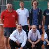 (mad)   Die Männer 30 des TC Rot-Weiß Bad Königshofen sind Meister der Bezirksklasse 2. Erst nach dem letzten offiziellen Spieltag durfte Rot-Weiß den Titel bejubeln. Denn Konkurrent Wiesentheid siegte in Volkach im Nachholspiel nur knapp. Damit hatte das Sextett um Mannschaftsführer Frank Helmerich ein besseres Matchpunktverhältnis und steigt in die Bezirksklasse 1 auf. Den Grundstein zur Meisterschaft legte das Team durch den 21:0-Erfolg in Wiesentheid (hinten von links): Steffen Ott, Jochen Tüchert, Christian Iberle, Michael Joachim und Christian Bregulla sowie (vorne) Frank Wiesenmüller, Florian Hanke und Frank Helmerich. Auf dem Bild fehlen: Jürgen Hoffmann, Fabian Köth, Heiko Frank.