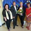 Amtseinführung: Das Bild zeigt (von links) Schulamtsdirektorin Charlotte Renner, Carsten Dutz, Ehemann der neuen Schulleiterin, Stefanie Dutz und die Dritte Bürgermeisterin Irmgard Pröschl.