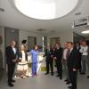 Futuristisches Ambiente: Im lichtdurchfluteten Zentralbereich der neuen Intensivstation erläutern Stationsleiterin Natalia Kling und Chefarzt Manfred Knof (Mitte) die technischen und baulichen Neuerungen. Mit im Bild (von links) Landrat Eberhard Nuß, Adelheid Hüttlinger von der Regierung von Unterfranken, Landtagsabgeordneter Volkmar Halbleib, der Vorstand des Landkreis-Kommunalunternehmens Alexander Schraml und der Geschäftsführer der Main-Klinik, Christian Schell.