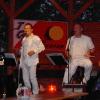 (ra)   Ein eindrucksvolles Konzert gab die Jets-Revival-Band unter dem Motto „Nights in white satin“ im Gerolzhöfer Spitalgarten beim Sommerfest des Tennisclubs Rot-Weiß. Bei im Vergleich zu den Vortagen relativ kühlen Temperaturen war der Zuschauerandrang nicht zu üppig, doch die Band erwärmte mit meist gefühlvollen Oldies die Herzen der Besucher. Die Musiker Helmut Schmidt (Gitarre, Bass), Erich Götzner (Gitarre, Bass), Gary Reck (Tasteninstrumente) und Dieter Marschall (Schlagzeug) beherrschen nicht nur ihre Instrumente perfekt, sondern sie sind alle vier auch begnadete Sänger. Ob im Quartett, als Trio, im Duett oder Solo, die Gesangparts waren alle super und wurden durch A-capella-Eigenfassungen von Liedern wie „Barbara Ann“ von den Beach Boys noch unterstrichen. Joe Cocker lebt, dachten die dankbaren Zuhörer, als Dieter Marschall mit seiner rauhen Stimme einen Song von ihm interpretierte. Die Spezialität von Helmut Schmidt und Erich Götzner waren das Bee-Gees-Medley oder Songs der Gruppen Eagles und America. Absolut perfekt kam das vierstimmige „Silence is golden“ von den Tremeloes herüber. Als Lokalmatador hatte Dieter Marschall bei den heftig geforderten Zugaben eine Überraschung bereit. Mit Gary Reck sang er das einzige deutschsprachige Stück des Abends „Gel, du mogst mi“ von Ludwig Hirsch. Wer diesen außergewöhnlichen Oldie-Abend mit lauter Lieblingsliedern der vier Musiker verpasst hat, der hat im nächsten Jahr die Chance, das Erlebnis nachzuholen. Denn die Verantwortlichen des Tennisclubs haben im Anschluss an das Konzert die Jets-Revival-Band sofort wieder für das Sommerfest 2016 gebucht.