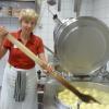 Andere Dimensionen: Der Knödeltopf ist in der Kantine deutlich größer als Zuhause – der Rührlöffel auch.
