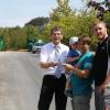 (gi)   Über die Vorbereitungen für das am Wochenende stattfindende Umsonst & Draußen-Festival auf dem Saupurzel informierte sich Landrat Thomas Schiebel am Mittwoch. Die Organisatoren Manuel Gleichmann (im Bild mit Lukas) und Benedikt Scheiner erklärten ihm die Neuerungen bei der Anfahrt zu den Parkplätzen. In den vergangenen Jahren hatte ein Stau in der Einfahrt oft zu einem Rückstau auf der Bundesstraße geführt. Dies soll jetzt mit einem Wendebereich vermieden werden. Den Wendebereich sollen die Autofahrer nutzen, die nur Gäste abliefern und nicht parken wollen. Bei der Ausfahrt ist nur das Rechtsabbiegen möglich. Das Wetter verspricht bestens zu werden, so dass die Party am Freitagabend beginnen kann.
