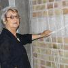 Kreide an der Wand: Barbara Schaper-Oeser in St. Johannis.FILDHAUT