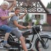 Nostalgie pur: Josef Mauer lässt Enkel Tim natürlich auch mal kurz auf das Oldtimer-Modell aufsitzen.