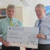 (ch)   Uwe Schwabe (links) von der Generalagentur der „Bruderhilfe Pax Familienfürsorge“, Versicherer im Raum der Kirchen, überreichte Dekan Michael Wehrwein einen Scheck über 500 Euro für die Arbeit im Dekanat.