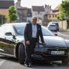 Farroch Rajeh ist stolzer Besitzer eines Tesla Elektroautos