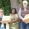 Spendenübergabe: Voller Freuden nahmen Dr. Hans Lederle und seine Frau Chimene aus Benin die Pakete voll mit Brillen entgegen. Im Bild: (von links) Eugen Glitho, langjähriger Krankenpfleger von Dr. Lederle, Karin Sauer, Vorsitzende des Partnervereins Gerolzhofen-Sé, Chimene und Hans Lederle und Hans Zapf.