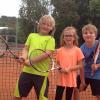 (bjk)   Positives meldet der Tennisclub vom Nachwuchs. Die U8-Mannschaft mit (von links) Tian Konrad, Maja Mathea und Tom Bäcker hat die Medenrunde Kleinfeld 2015 als Sieger beendet. Dabei wurden Marktbreit und Ochsenfurt deutlich besiegt. Gegen Würzburg-Heuchelhof gab es zwar eine knappe Niederlage, aber der Favorit Güntersleben unterlag den Gemündenern. Ab September spielt das Team um die unterfränkische Meisterschaft.