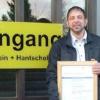 (si)   Seit 25 Jahren ist Andreas Porada bei der Firma Hochrein und Hantschel in Bergrheinfeld beschäftigt. Zum Jubiläum gab es eine Urkunde und einen großen Präsentkorb. Sein Aufgabengebiet ist die Montage von Fenster, Türen und Haustüren. In der Werkstatt ist er in der Fensterfertigung eingesetzt. Dem Jubilar gratulierten die Geschäftsführer Edgar Hochrein und Otto Hantschel. Sie dankten ihm für die langjährige Treue.