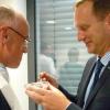 Die Besucher durften selbst ausprobiereneinen Patienten zu versorgen: Landrat Wilhelm Schneider lässt sich vom Eltmanner Bürgermeister Michael Ziegler mit einem Dessert füttern.