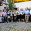 Die neuen Jungjäger mit ihren Jägerbriefen zusammen mit Gerhard Ehrlich, Kreisobmann des Bayerischen Bauernverbandes des Kreisverbandes Coburg (4. von rechts) und (rechts daneben) Ausbildungsleiter Joachim Beyer, Paul Schefczik, Vorsitzender des Landesjagdverbandes Bayern, Kreisgruppe Coburg und dem 3. Bürgermeister von Königsberg, Alexander Faust. FOTO Gerold Snater
