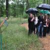 Natürliche Umgebung: Im Ruheforst Maintal können in einem Regenbogen-Biotop mit zwölf Beisetzungsstellen Urnen mit der Asche von totgeborenen Kindern kostenfrei beigesetzt werden, sagte der Betreiber Achim Graf von Beust (rechts) bei einer Führung.