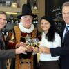 Weingenuss im “mainwein“: Sandra Baumann ist die neue Chefin im Weinbistro der GWF in Volkach. Bürgermeister Peter Kornell, Werner Burger und Paul E. Ritter (von links) wünschten ihr viel Erfolg.