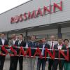 Anpacken für den Filialstart: Zur Schlüsselübergabe fanden sich (v. links) Deborah Jawson-Stömmer, Jürgen Klößl (Rossmann Expansion), stellv. Bürgermeister Thomas Dietz, Dominik Engel (Aldi Süd), Steinhauer (Aldi Süd), Architekt Ralf Kirschner, Bürgermeister Eberhard Streit, Bauileiter Detlev Damann, Brigitte Proß (Aktives Mellrichstadt), Stadträtin Barbara Böhm und dritter Bürgermeister Frank Vetter zusammen.