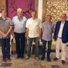 (hg)   Vier Arbeitsjubiläen für jeweils 25 Jahre Betriebszugehörigkeit waren bei der Firma Adolf Steinbach – Steinindustrie-Schotterwerke GmbH & Co. KG zu feiern. Jürgen Vierheilig aus Hollstadt ist als Radladerfahrer und Ingolf Köppe als Kraftfahrer im Unternehmen tätig. Wie Ingolf Köppe ist auch Gerald Baumbach im Juli 1990 nach der Wende aus den neuen Bundesländern zur Firma Steinbach gestoßen und geblieben. Seine Leidenschaft sind die großen Arbeitsmaschinen Bagger und Großradlader mit sechs Kubikmeter Schaufelinhalt. Ewald Then aus Wargolshausen trat vor 25 Jahren als kaufmännischer Angestellter in die Firma ein und wurde im Lauf der Jahre zu einer zuverlässigen Größe im Betrieb, so dass er 2010 zum Leiter der Verwaltung in der Steinbachgruppe ernannt wurde. In einer Feierstunde, so heißt es in einer Pressemitteilung der Firma, sprach die Geschäftsleitung den vier Jubilaren Dank und die Anerkennung der Familien Steinbach aus und überreichte neben persönlichen Geschenken die Ehrenurkunde der IHK sowie des Bayerischen Industrieverbandes Steine- und Erden.