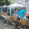 (hag)   Beim Fischerfest, das der Angelverein erstmals am Wochenende veranstaltet, stehen nicht nur Steckerlfische auf der Speisekarte. Neben der Zubereitung von kulinarischen Genüssen, zu denen auch Fischfilet im Backteig zählt, geht es für Vorsitzenden Günter Vogel und seinen Stellvertreter Martin Weid (vorne im Bild) vorrangig darum, den Verein aus seinem Dornröschenschlaf zu holen. Laut Günter Vogel, der mit Martin Weid seit rund zwei Jahren an der Spitze steht, zählt der Verein zirka 35 Mitglieder. Neben dem Angeln an der rund 7,5 Kilometer langen Tauberstrecke zwischen Röttingen und bis kurz vor Creglingen, kam der Verein – nach den Worten des Vorsitzenden – im dörflichen Leben kaum vor. Mit diesem „Schattendasein“ soll, so Günter Vogel, nun Schluss sein. Nach der Teilnahme am Festzug zum Gründungsjubiläum der Musikkapelle Bieberehren, sowie dem Räuchern von Fischen soll auch das Fischerfest Leben in den Verein und Geselligkeit in die dörfliche Gemeinschaft zu bringen. Der Beginn des ersten Bieberehrener Fischerfestes ist am Samstag, 18. Juli, um 18 Uhr am Haus der Vereine in der Kirchstraße. Zur Bewirtung mit Fisch- und Fleischgerichten wird die Gruppe „Hilde und Friends“ die Besucher mit Gitarrenklängen unterhalten. Am Sonntag beginnt das Fest um 10 Uhr mit dem Frühschoppen. Um 11 Uhr kommen Fischliebhaber ebenso auf ihre Kosten wie Fleischesser. Zu dem von den Anglern angebotenen Kaffee und Kuchen spielt um 14 Uhr die Bläserklasse 2011 der Grundschule Röttingen.