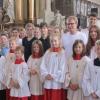 (mr)   Das Pfarrfest der Pfarrei St. Burkard hatte dieses Jahr einen besonderen  Höhepunkt zu bieten, denn im Jugendgottesdienst, der von einigen Ministranten vorbereitet worden war, konnten zehn Neue in die Ministrantenschar aufgenommen werden. Darüber freute sich nicht nur Pater Walter Kirchmann (rechts), sondern die ganze Gemeinde, die allen Ministranten mit einem kräftigen Applaus dankte.