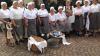 (zor)   Mit Zuber und Waschbrett und in historischer Garderobe traf sich am Mittwoch eine Gruppe von Frauen am Lohrer Schlossplatz, Waschweiber allesamt. Angelika Feuser, das „Lohrer Waschweib“, empfing die weiblichen Mitglieder des Garten-und Blumenfreundevereins Frammersbach zu einem gemeinsamen Stadtrundgang. Beim Jubiläumsfest der Gemeinde Frammersbach hatten Einheimische historische Berufe der Region nachgestellt; die OGV-Damen waren als Waschweiber aufgetreten. Angelika  Feuser begeisterte sich für die „Frammersbacher Waschweiber“ und plante mit der Vereinsvorsitzenden Erika Rüppel einen gemeinsamen Stadtrundgang in Lohr. Am Mittwoch kam nun das Treffen der Waschweiber vor dem Lohrer Schloss zustande.