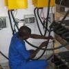 Strom aus Kitzingen für das DAHW in Togo: Ein Mitarbeiter vor Ort bei der Montage der Batterien. Das Material für die Solaranlage kam von der Kitzinger Firma Wengel & Dettelbacher.