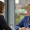 Im Freien und entspannter: Die Leiterin des ZDF-Hauptstadtstudios Bettina Schausten (links) im Gespräch mit Bundeskanzlerin Angela Merkel (CDU) beim „Sommerinterview“ 2013.