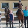 Mensch und Tier ein Team: Sie sind stolz auf das Reitangebot des Reitverein Bergtheim, (stehend, von links) der Vorsitzende Günther Nowak, Jasmin Stuber, Barbara Kaisinger, Andreas Kröger und Laura Kraiss.
