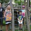 (kej)   Die Stadt Arnstein beteiligt sich mit dem Spielplatz Höflein in Arnstein und dem in Halsheim an der Fanta-Spielplatz-Initiative, die noch bis zum 31. Juli läuft. Täglich einmal können interessierte Bürger ihre Stimme für ihren Spielplatz im Internet oder auf Facebook abgeben. Für die 100 bestplatzierten Spielplätze winken attraktive Preise. Der Hauptpreis sind 20 000 Euro für die Neugestaltung, der als 100. platzierte Spielplatz bekommt immerhin noch 1000 Euro Zuschuss. Die Initiatoren Sebastian Jung (links) von der Stadt Arnstein sowie Stadtrat Christian Völker (rechts) für die Elterninitiative Halsheim warben gemeinsam mit Bürgermeisterin Anna Stolz beim Ortstermin am Höflein-Spielplatz um rege Teilnahme bei den Arnsteiner Bürgern aus allen Ortsteilen. „Wir rufen alle auf, die Interesse daran haben, dass in Arnsteins Mitte und in Halsheim jeweils ein neuer Spielplatz entstehen kann“, sagte die Bürgermeisterin. Am Höflein ist die Rahmenplanung zur Wiederherstellung des 1997 gebauten Spielplatzes abgeschlossen. Das Element Wasser soll mit der Anschaffung einer Förderschnecke zum Transport des Wassers von der nebengelegenen Wern auf den Spielplatz stärker eingebunden werden. Darauf freuen sich auch schon Kevin und Kira Zwetzig (im Bild), die gerne hier spielen. In Halsheim sind mit Hilfe einer Elterninitiative bereits die Spielgeräte abgebaut und momentan wird Erde aufgefüllt. Abgestimmt werden kann im Internet unter http://spielplatzinitiative.fanta.de oder www.facebook.de/fantaspielspass.Foto: J. Keul