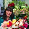 Florales Idyll in der Rückertstraße: Andrea Hofmann-Gessner inmitten eines Blumenmeers in ihrem Geschäft „Blüte & Stil“.