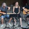 Gelungene Mischung: „Jörg & Friends“ gastierten am Freitagabend beim Open-Air mit Rock, Pop und Blues in Eußenheim. Dazu gab es vorgelesene Geschichten vom Büchereiteam.