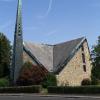 (gkl)   Am dritten Adventssonntag im Jahr 1965 wurde die Christuskirche in Hofheim feierlich ihrer Bestimmung übergeben. Die Kirche mit der Zeltdacharchitektur und dem auffälligen spitzen Turm wurde von den Münchner Architekten Olaf Andreas Gulbransson und Karl-Heinz Schwabenbauer entworfen und geplant. Das Jubiläum „50 Jahre Christuskirche“ feiert die Evangelische Kirchengemeinde Hofheim-Lendershausen-Eichelsdorf mit einem bunten Programm. Musikalisch startet das Festwochenende am Samstag, 18. Juli, um 19.30 Uhr. Das Ensemble „Ringelspiel“ unterhält im Festzelt an der Kirche mit Kaffeehausmusik und Wienerlied, dazwischen serviert Sänger und Moderator Georg Leumer charmant allerlei Anekdoten und „Wiener G'schichten“. Passend zu den musikalischen Wiener Schmankerln gibt es Apfelstrudel und andere Leckereien. Der Festsonntag beginnt mit einem Gottesdienst mit dem früheren Landesbischof Johannes Friedrich. Für die kleinen Gäste findet parallel dazu ein Kindergottesdienst statt. Nach dem Mittagessen unterhält der Kindergarten Höhlenzauber mit einer Aufführung. Es schließt sich ein buntes Kinderprogramm, organisiert vom Kindergottesdienstteam an. Zum gemeinsamen Singen in der Christuskirche lädt der Kirchenchor „Cantantes“ um 14 Uhr ein. Den Festtag beschließt um 15.30 Uhr ein Panflötenkonzert mit Heiko Ziegler. Foto: Gudrun Klopf